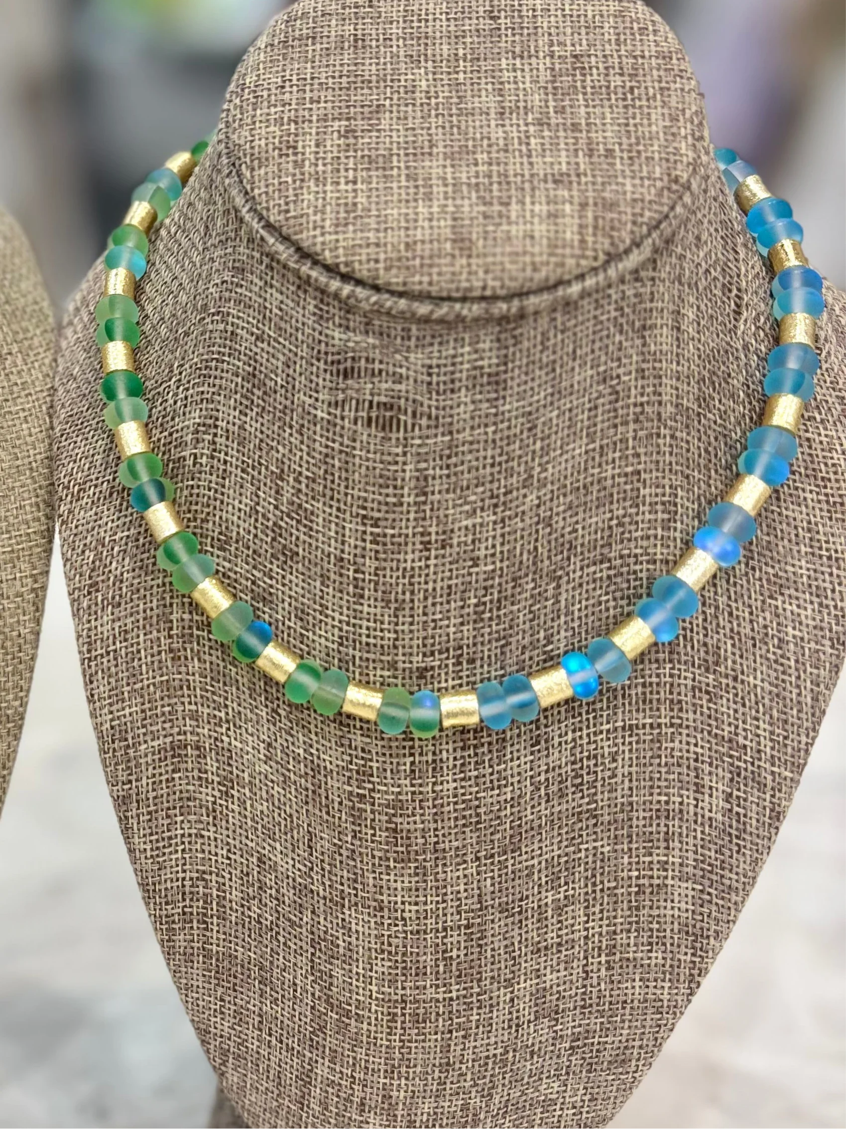Iridescent Manhattan Collar
